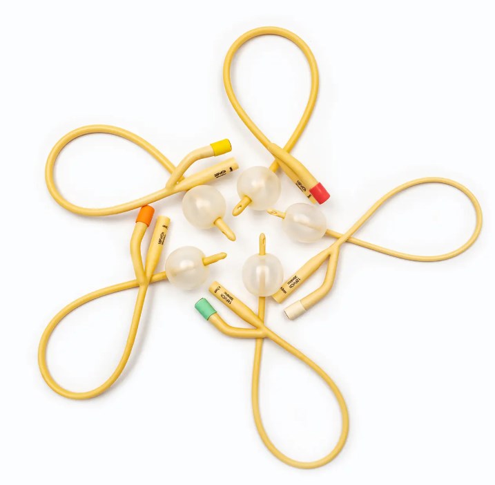 Conas a dhéanann ábhair agus struchtúr catheter urinary difear d'eispéireas iarbhír an úsáideora?